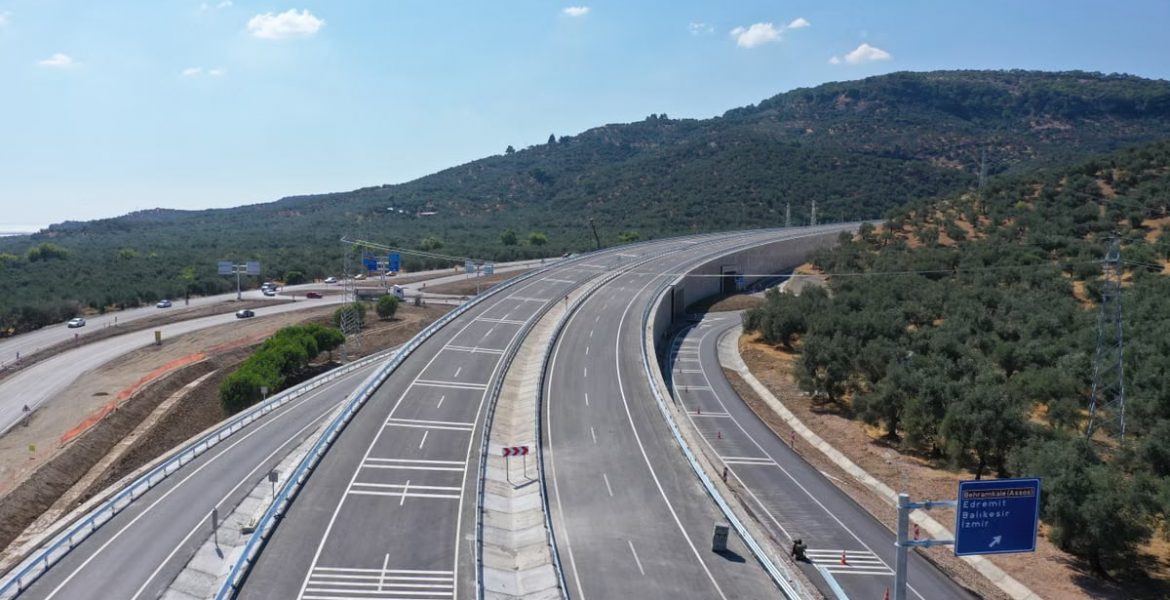 Explore a pristine highway surrounded by lush hills in Küçükkuyu, Turkey.